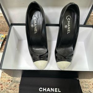 CHANEL vintage heels in a size 39!